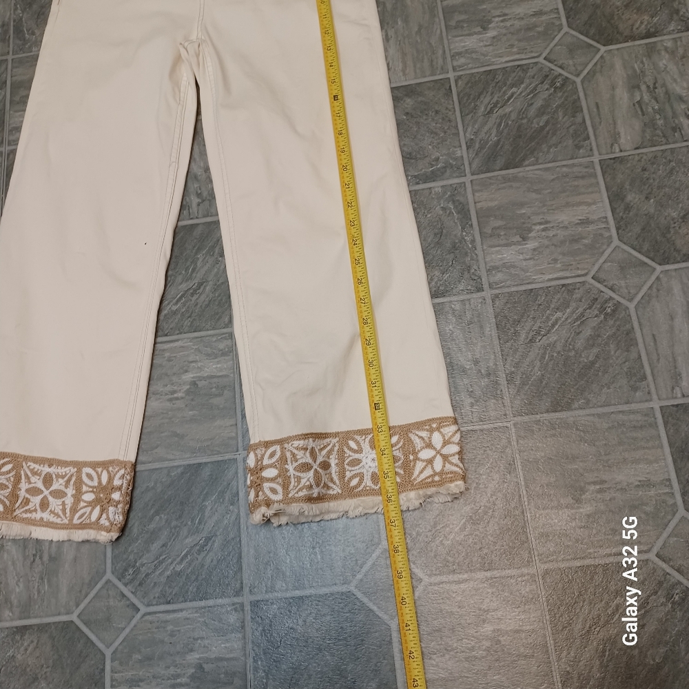Charlies B Size 8 Cream Jeans with Embroidered Detail - Picture 10 of 14